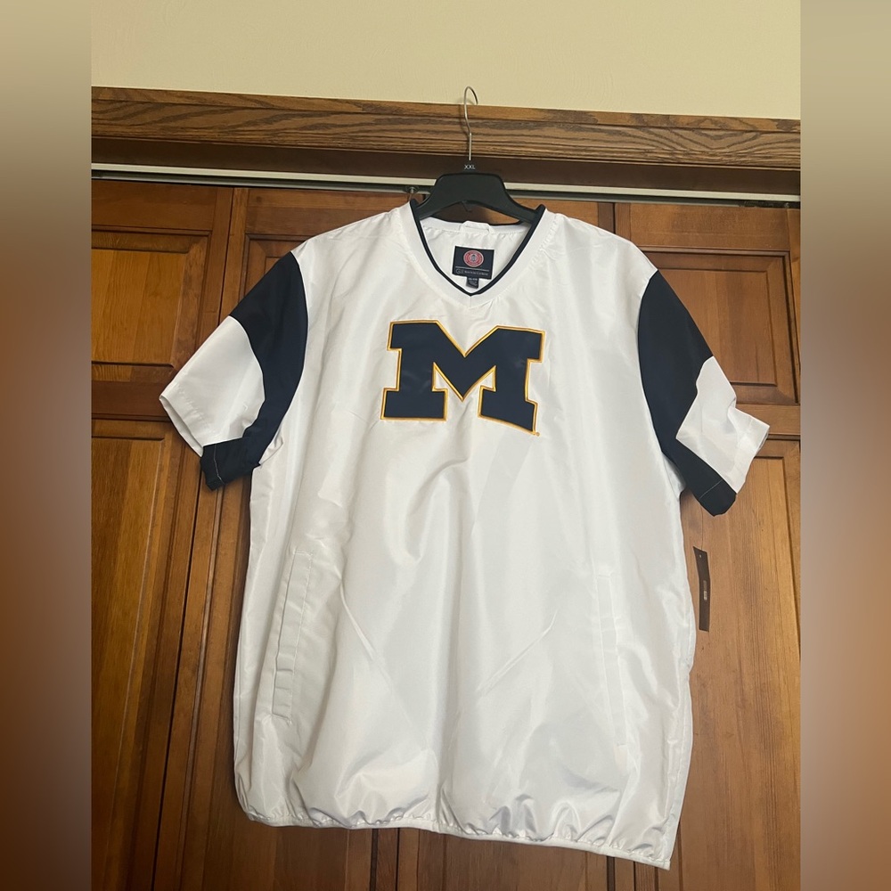 Sports by Carl Banks Official Licensed Collegiate Michigan Men’s XXL Shirt, new